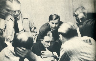 Dentro un campo di internamento tedesco. Gli americani ascoltano Londra, 1942 da Unbekannt