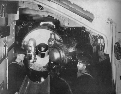 Dentro la barbette di una nave da guerra che mostra l