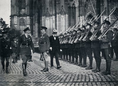 Ispezione delle truppe ai piedi della Cattedrale di Colonia da Unbekannt