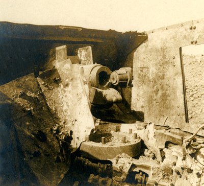 Interno di un carro armato che è stato squarciato, c1914-c1918 da Unbekannt