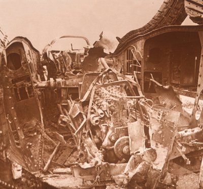 Interno di un carro armato che è stato squarciato, c1914-c1918 da Unbekannt