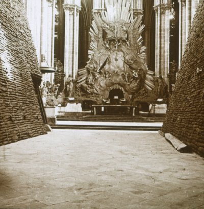 Interno della cattedrale, Amiens, Francia settentrionale, c1914-c1918 da Unbekannt