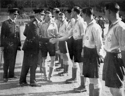 Presentazioni prima di una partita di calcio RAF vs Polizia Metropolitana, Wembley, Londra, 1942 da Unbekannt
