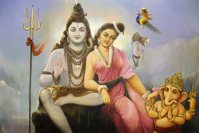 Tempio hindu Jalaram Prathna, Leicester. Affresco raffigurante Shiva, Parvati e Ganesh. Regno Unito da Unbekannt