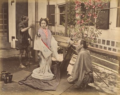 [Donna giapponese in abito tradizionale che posa con due uomini], 1870s da Unbekannt