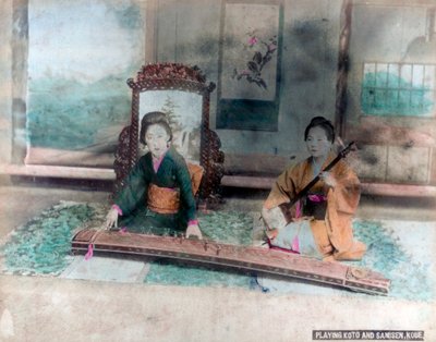 Musica giapponese: donne che suonano Koto e Samisen, Kobe, Giappone da Unbekannt