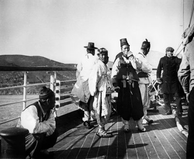 Funzionari giapponesi a bordo di una nave, Corea, 1900 da Unbekannt