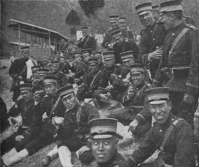 Soldati giapponesi in marcia verso il fronte: il pasto di mezzogiorno di tè e riso, 1904-1905, 1907 da Unbekannt