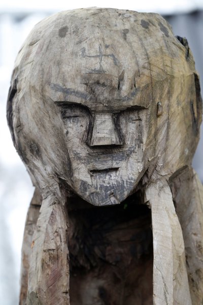 Gruppo etnico Jarai (Gia Rai). Spirito guardiano di una tomba Jarai. Statua di legno. Kon Tum. Vietnam da Unbekannt