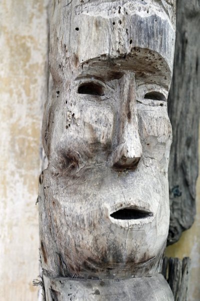 Gruppo etnico Jarai (Gia Rai). Spirito guardiano di una tomba Jarai. Statua di legno. Kon Tum. Vietnam da Unbekannt