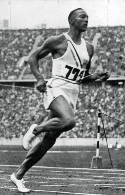 Jesse Owens alla fine dei 100m ai Giochi Olimpici di Berlino, 1936 da Unbekannt