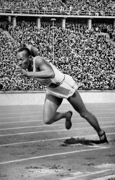 Jesse Owens alla partenza dei 200 metri ai Giochi Olimpici di Berlino, 1936 da Unbekannt