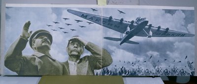 Joseph Stalin (1879-1953) e Maxim Gorky (1868-1936) osservano un aeroplano che porta il nome dello scrittore, illustrazione da 