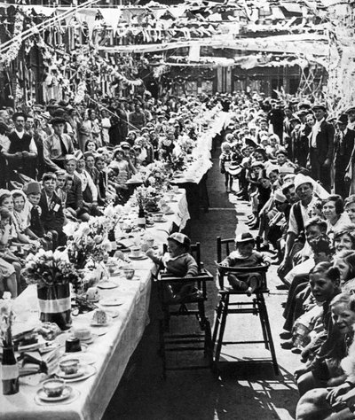 Festa del tè del Giubileo per bambini a Orville Road, Battersea, Londra, 1935 da Unbekannt