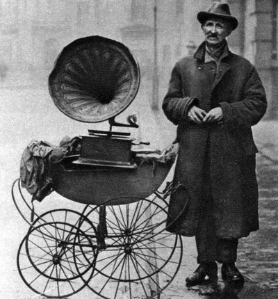 Suonatore di grammofono sul marciapiede, Holborn, Londra, 1926-1927 da Unbekannt