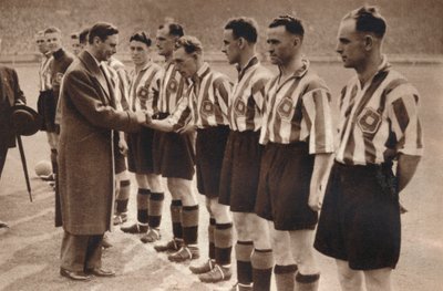 Re Giorgio VI e la Regina Elisabetta assistono alla finale della Coppa di Calcio, 1937 da Unbekannt