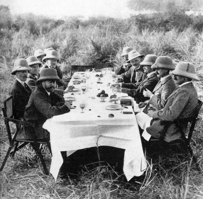 Re Giorgio V 1865-1936 che pranza dopo la caccia alla tigre in Nepal, 1911 1936 da Unbekannt