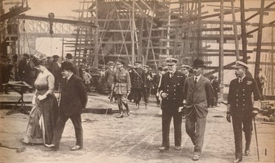Re Giorgio V e la Regina Maria in un cantiere navale di Sunderland durante la Prima Guerra Mondiale, 15 giugno 1917, 1935 da Unbekannt