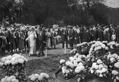 Re Giorgio V e la Regina Maria visitano la mostra annuale di fiori primaverili a Chelsea, Londra, 1926-1927 da Unbekannt