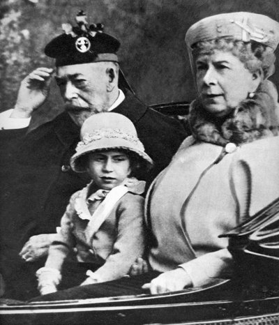 Re Giorgio V e la regina Maria con la principessa Margaret in viaggio verso la chiesa, Balmoral, c1930s da Unbekannt