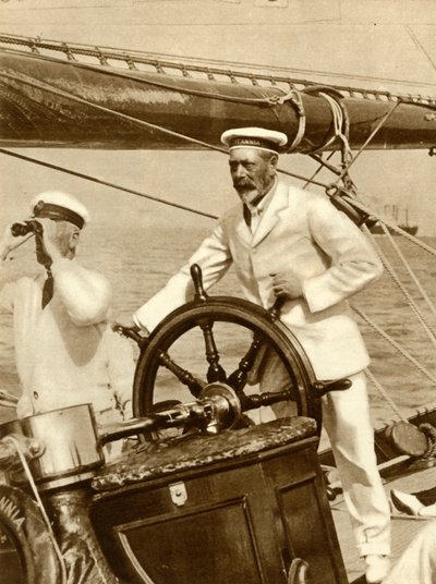 Re Giorgio V al timone del suo yacht, Britannia, durante la settimana della regata di Cowes, 1924, 1935 da Unbekannt