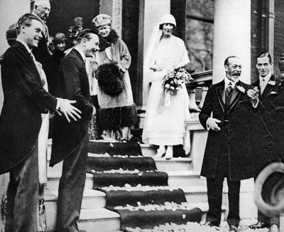 Re Giorgio V augura buona fortuna alla Principessa Maud mentre parte per la sua luna di miele, 1923 da Unbekannt