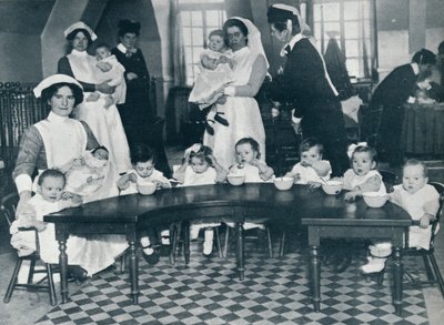 Asilo nido di Kingsway Hall per bambini con padri in guerra e madri che lavorano, 1914 da Unbekannt