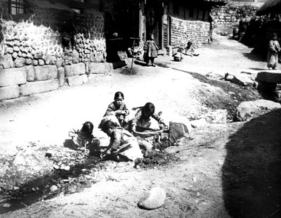 Bambini coreani per strada, Nam San, Corea, 1900 da Unbekannt