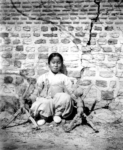 Ragazza coreana con bambole, 1900 da Unbekannt