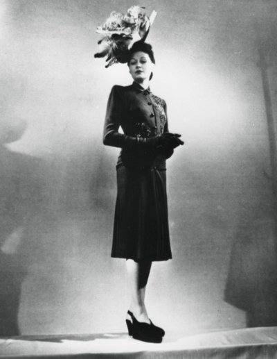 La femme chic, abito del designer francese Jacques Fath, Parigi, gennaio 1943 da Unbekannt