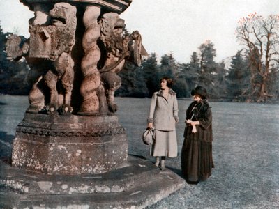 Lady Elizabeth Bowes-Lyon e la contessa di Strathmore, castello di Glamis, Scozia, 1923 da Unbekannt