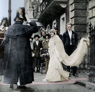Lady Elizabeth Bowes-Lyon sulla strada per sposarsi all