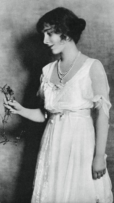 Lady Elizabeth Bowes-Lyon con un garofano rosso, 1923, 1937 da Unbekannt