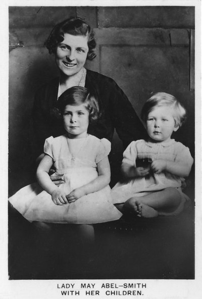 Lady May Abel-Smith con i suoi figli, 1937 da Unbekannt