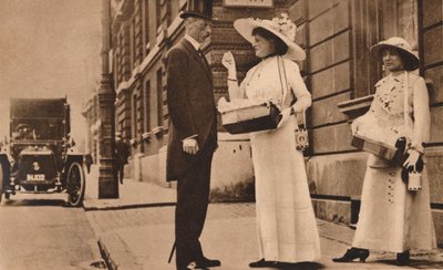Lady Pilkington che vende rose al primo anniversario dell