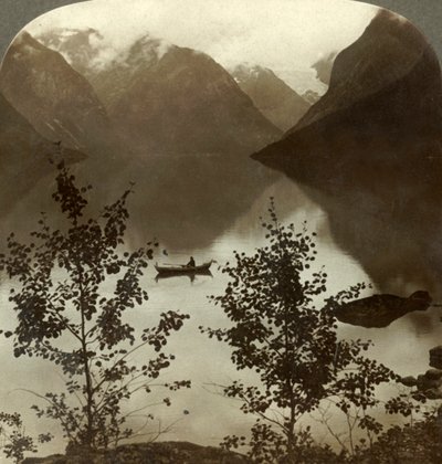 Lago Loen - alimentato dai ghiacciai sulle sue rive montuose coperte di nuvole - Norvegia, c1905 da Unbekannt