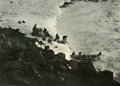 Sbarco delle provviste dalla barca al primo punto di sbarco, c. 1908, 1909 da Unbekannt