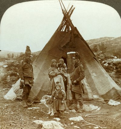 Famiglia lappone e cane da slitta - fuori dalla loro casa estiva - su una collina in Norvegia, c1905 da Unbekannt
