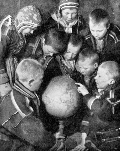 Bambini lapponi che guardano un globo, 1936 da Unbekannt