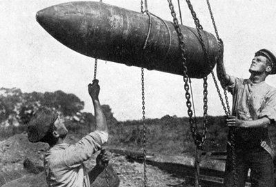 Grande conchiglia in viaggio verso il fronte, Prima Guerra Mondiale, 1914-1916, c1920 da Unbekannt