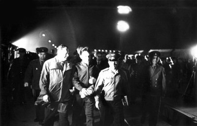 Ultimi passi del cosmonauta russo Vladimir Komarov, Cosmodromo di Baikonur, URSS, 23 aprile 1967 da Unbekannt