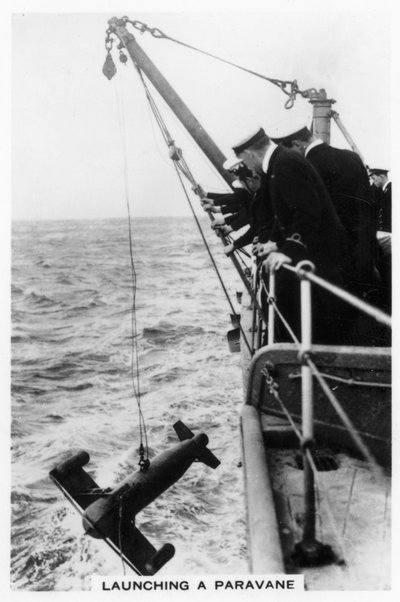Lancio di un paravane dalla nave da battaglia HMS Rodney da Unbekannt