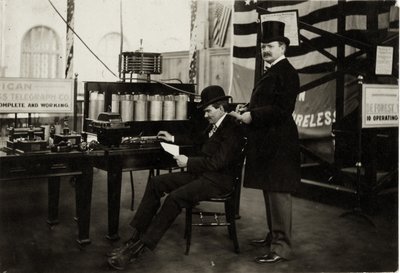 Lee DeForest (seduto) che invia un messaggio telefonico senza fili nel Dipartimento di Elettricità alla Fiera Mondiale del 1904 da Unbekannt