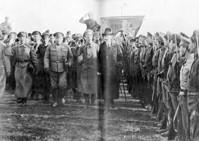 Leon Trotsky, Commissario del Popolo per la Guerra, che rivede le truppe dell