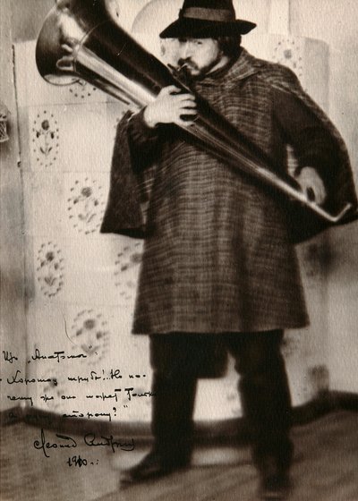 Leonid Andreyev, autore russo, che suona uno strumento musicale, c1900 da Unbekannt