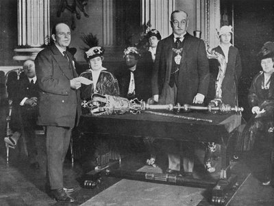 Tenente Bell, R.N.R., capitano del Thordis, presentato dal Lord Mayor di Londra con il r da Unbekannt