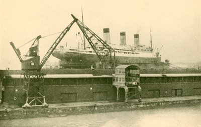 Sollevamento di una maestosa nave di 56.551 tonnellate nel bacino galleggiante a Southampton, c1930 da Unbekannt