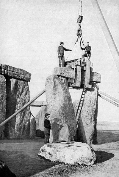 Sollevamento di un architrave a Stonehenge, 1901, c1920 da Unbekannt