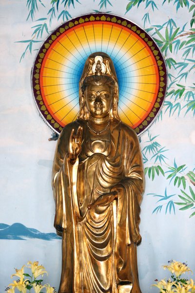 Pagoda buddista Linh Ung. Quan Am bodhisattva della compassione o dea della Misericordia. Gesto di protezione (Abhay). Danang. Vietnam da Unbekannt