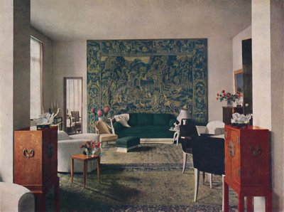 Soggiorno progettato da Porteneuve & Dominique, la parete di fondo è decorata con un vecchio arazzo da Unbekannt